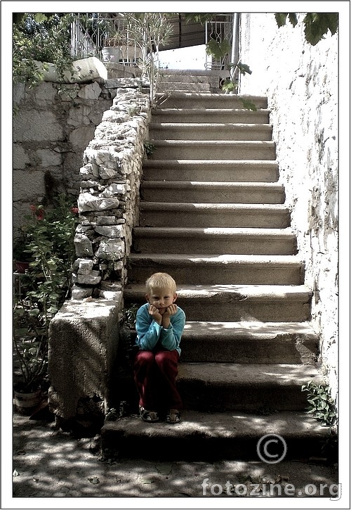 Dječak na stubama