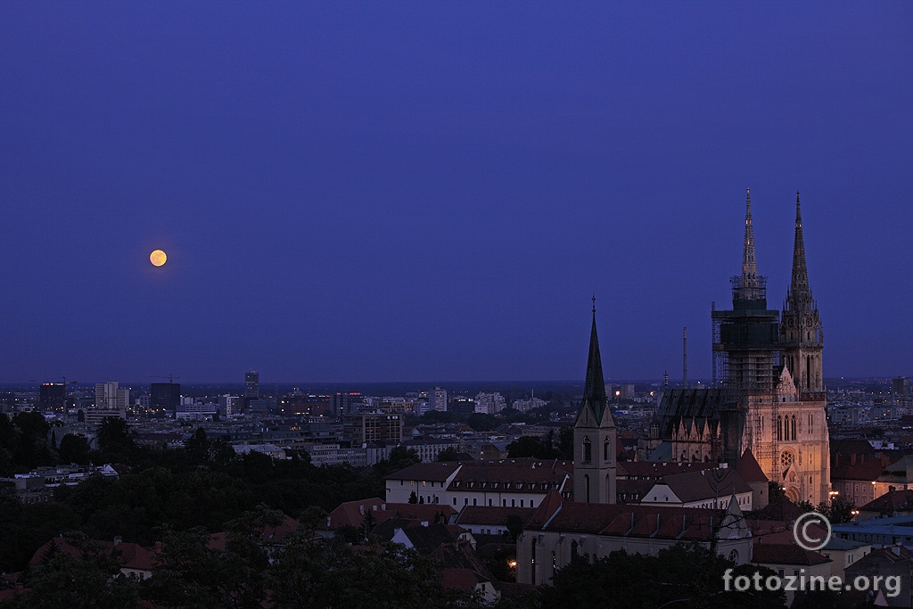 Mjesec nad Zagrebom