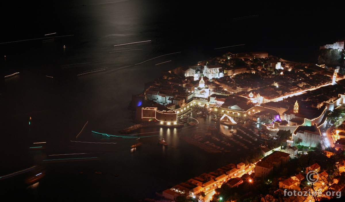 Dubrovnik i barkice u noci