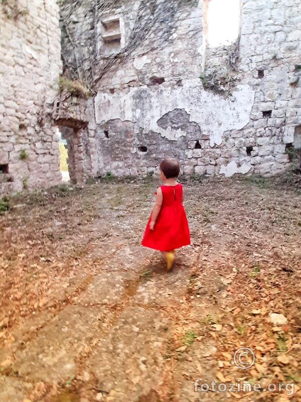 Djevojcica u crvenoj haljini