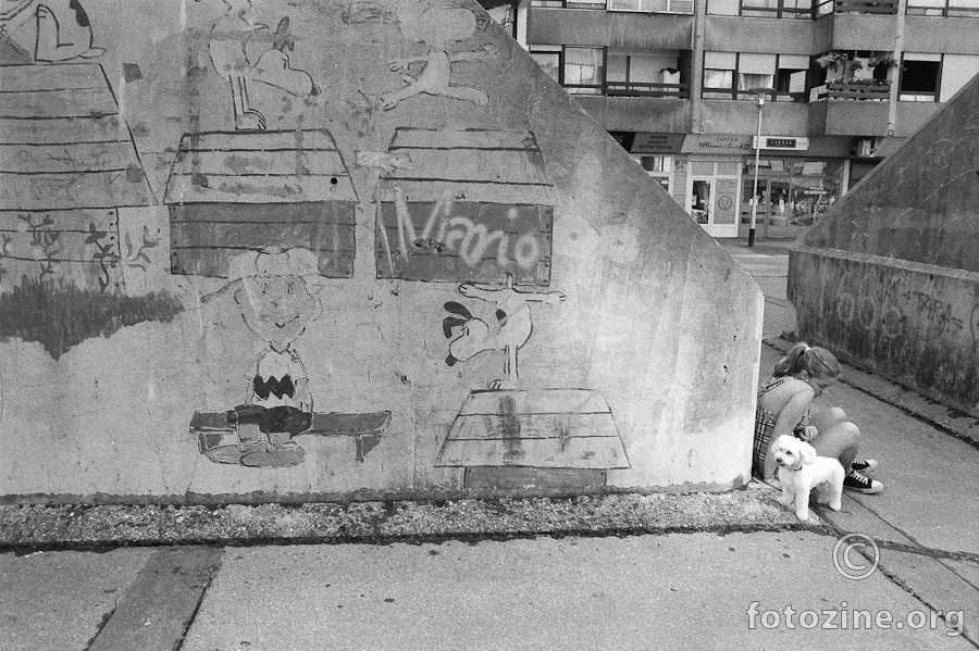 djevojčica pas i snoopy...