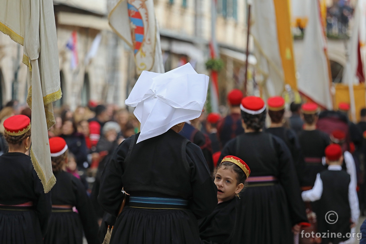 u procesiji