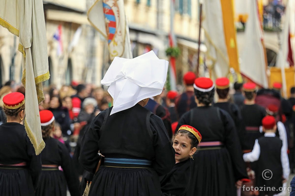 u procesiji