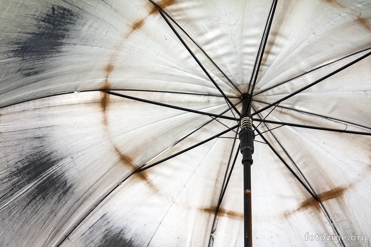 ispod stare ombrele