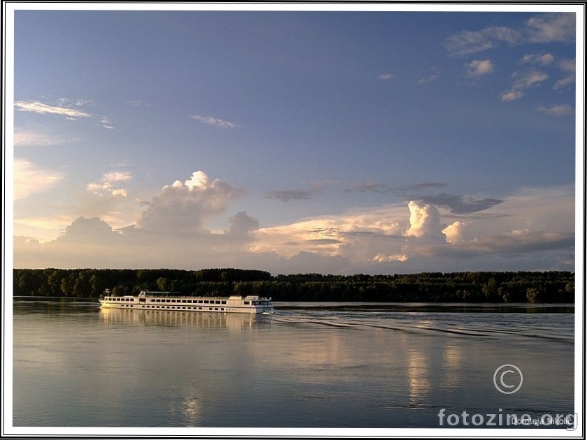 Dunavom plove brodovi