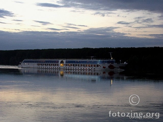 Dunavom plovi brod
