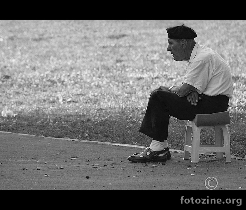 starac koji sjedi