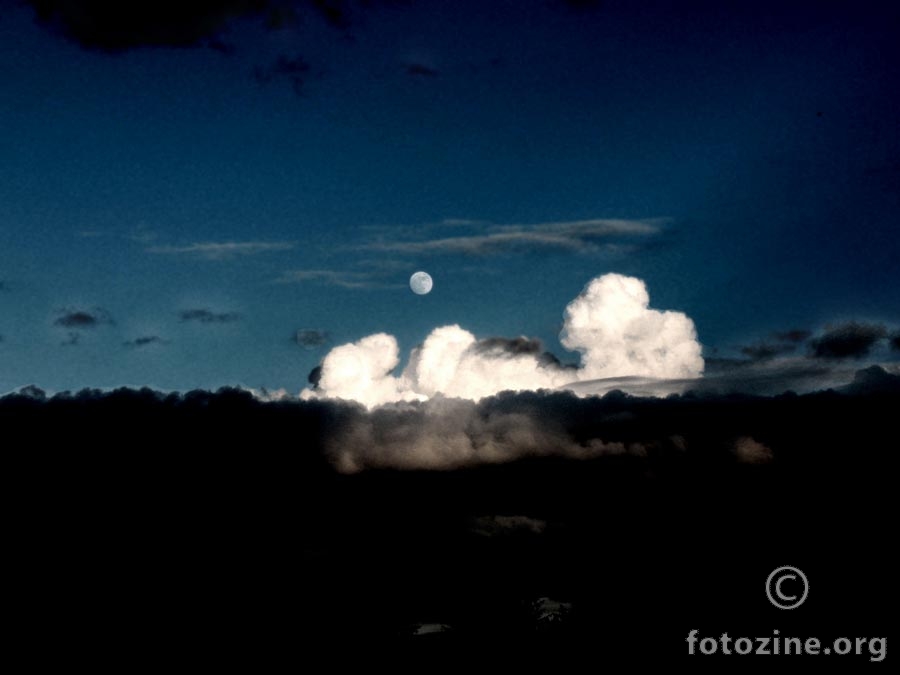 Oblak i mjesec