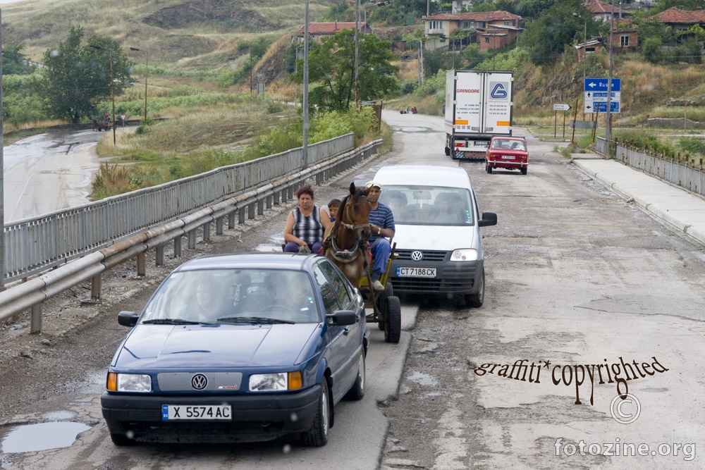 Vesela populacija u koloni vozila u istočnoj Bugarskoj...