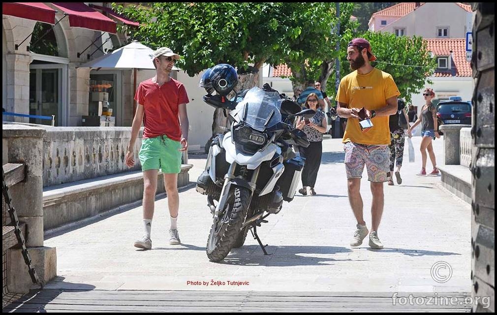 ČELJADI MILA, NJEMAČKI TURIST PARKIRAO DEBELI MOTOCIKL NA MOSTU OD PILA BY ŽT