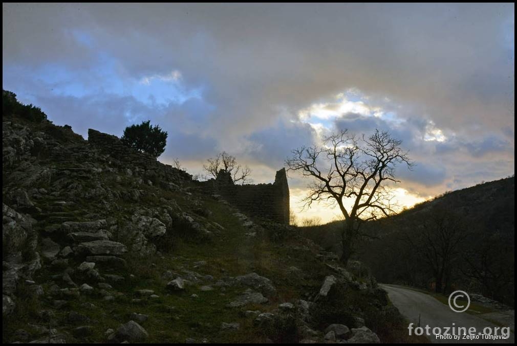 OVA SLIKA PORUČUJE DA OVDJE VEĆ ODAVNO NITKO NE STANUJE BY ŽT
