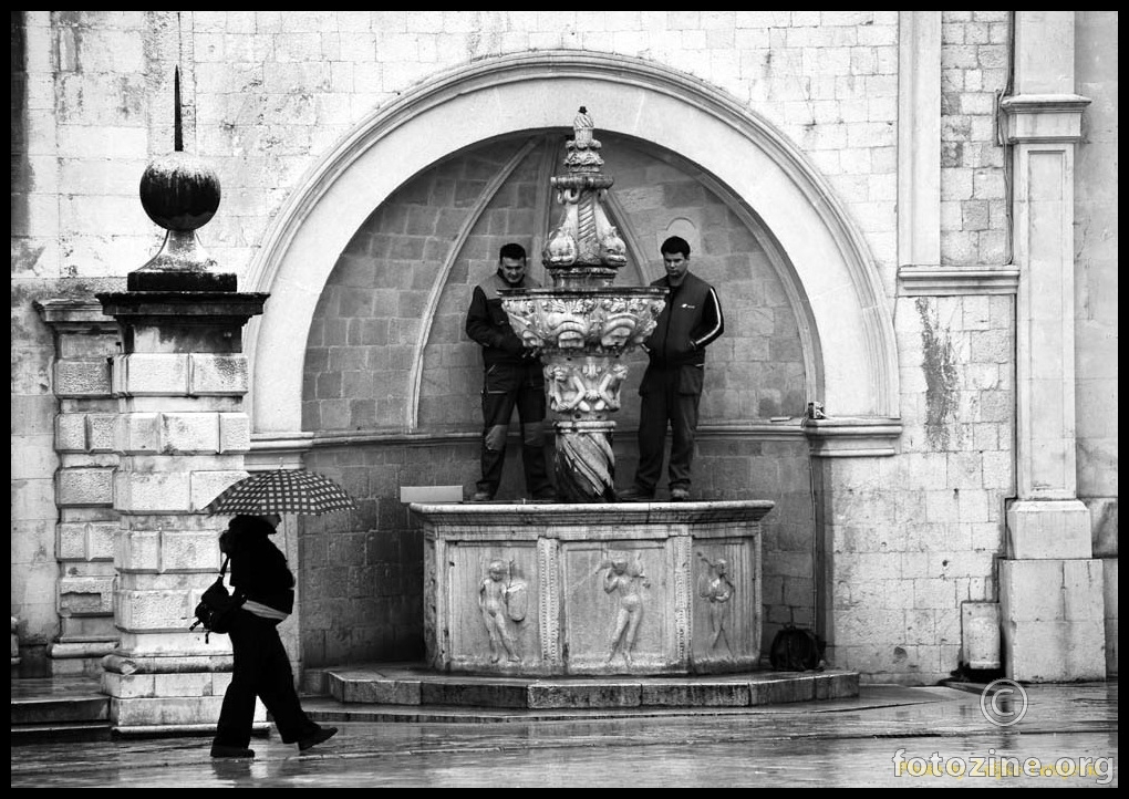 VELIKI I VEĆI KIŠOBRAN - BY