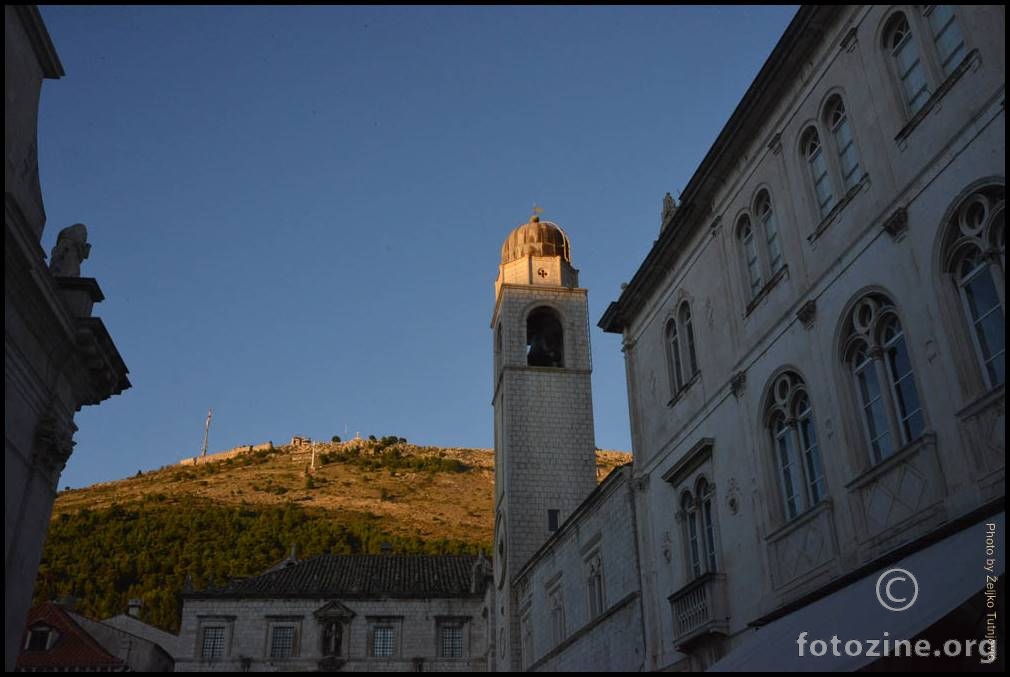 ZADNJA SUNČEVA ZRAKA MILUJE SRĐ I VRH ZVONIKA PRIJE MRAKA BY ŽT