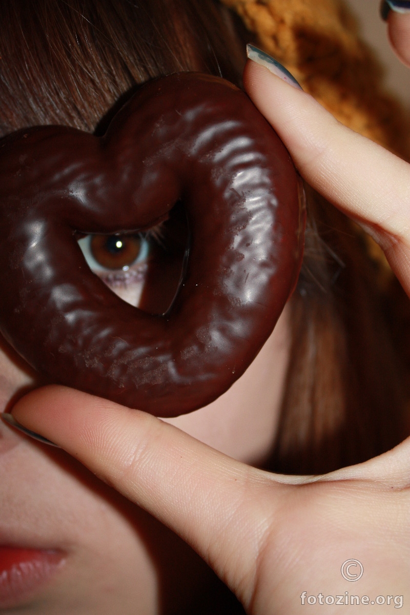 Brown eye trough brown cookie.