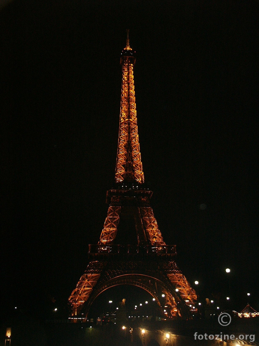 Paris: Eifelov toranj noću