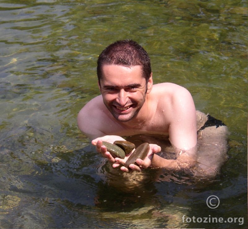 Ti mrmla kruhom, a on tebe...