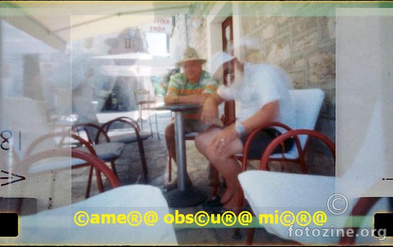 na terasi kafića pred Tvrdaljem 5ra Hektorovića u Staromu Gradu