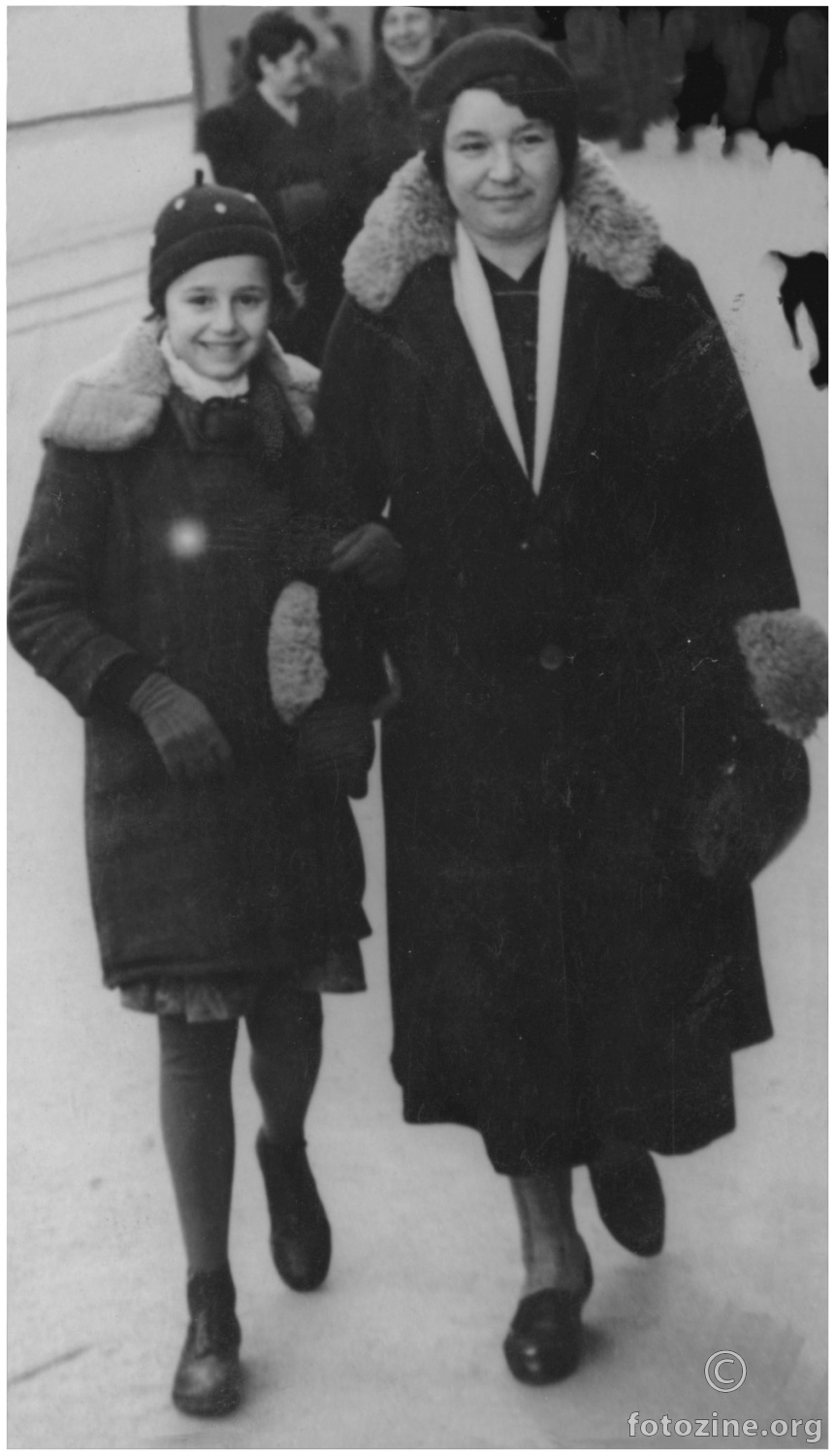 mama i kći u gradu 1936. godine