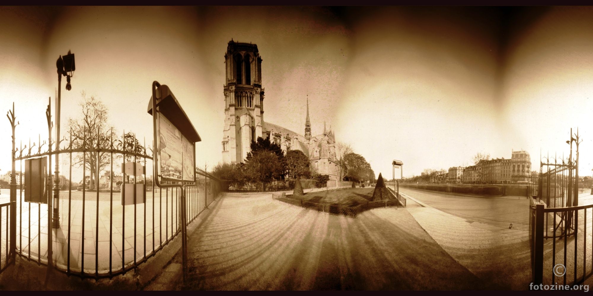 Notre Dame, vrt Naše Gospe, Paris, snimano 12.4.2016. 19:02;45 - 19:08;35 (ekspozicija 350 sekundi)