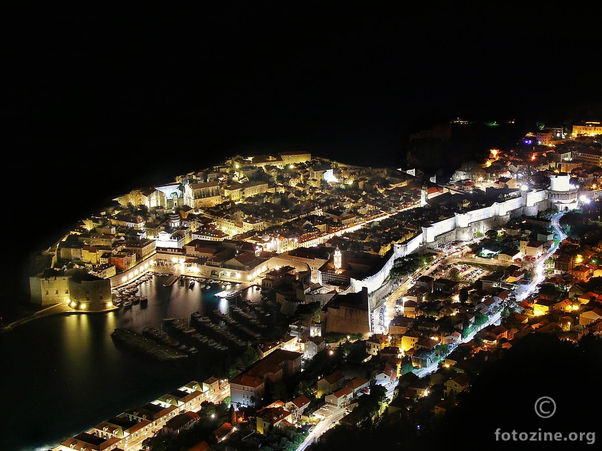 Dubrovnik u noći