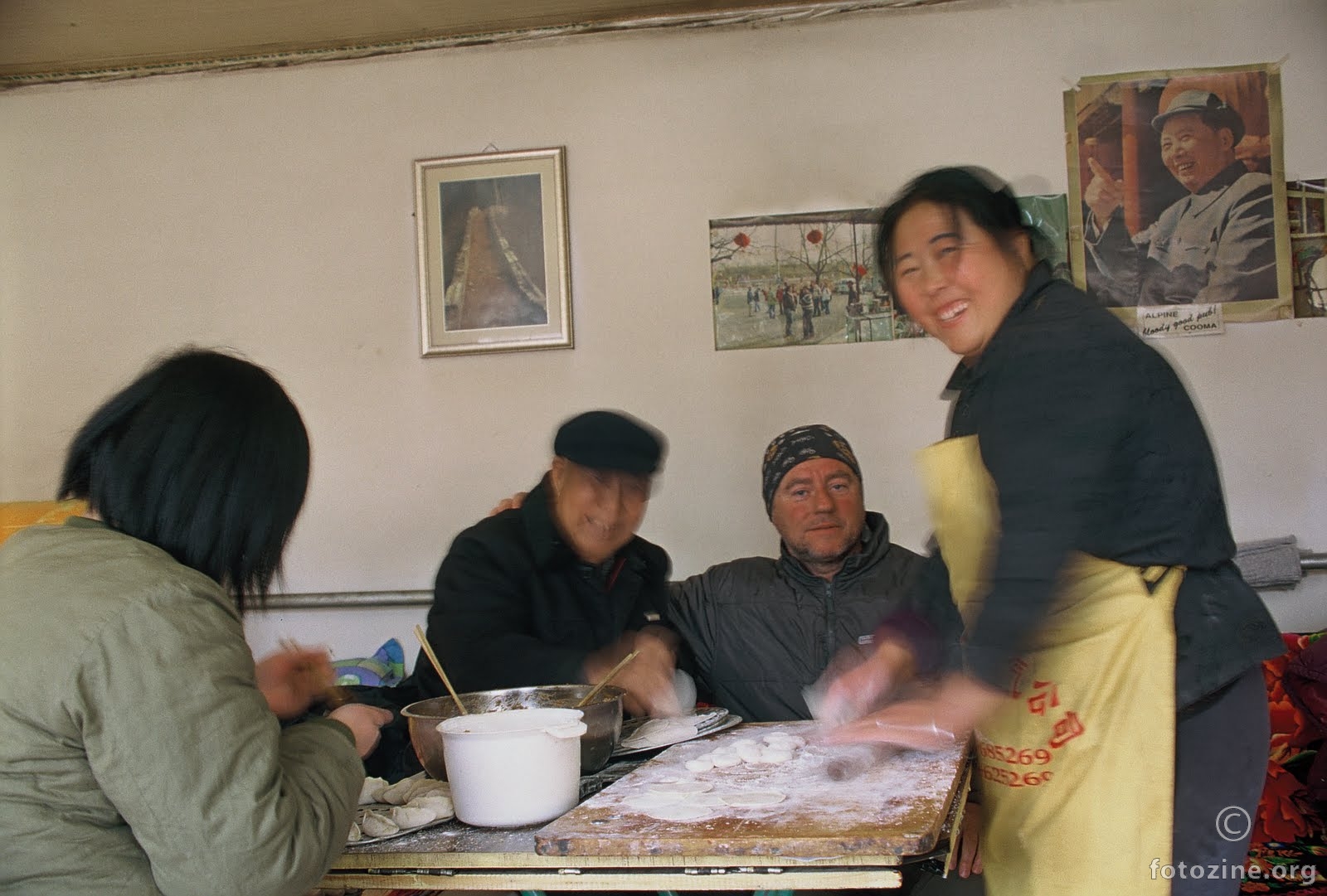 making dumplings for Chinese New year, u selu podno zida