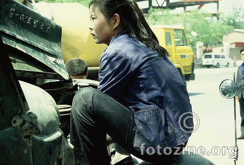 vozačica popravlja svoj kamion,peking 1988.