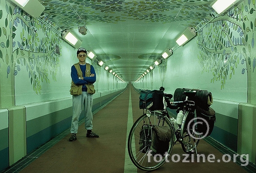 u dugom tunel ispod mora za bicikliste i pješake,koji povezuje honšu i kjušu.1988.