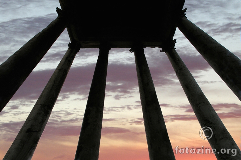 Augustov hram s pogrešne strane