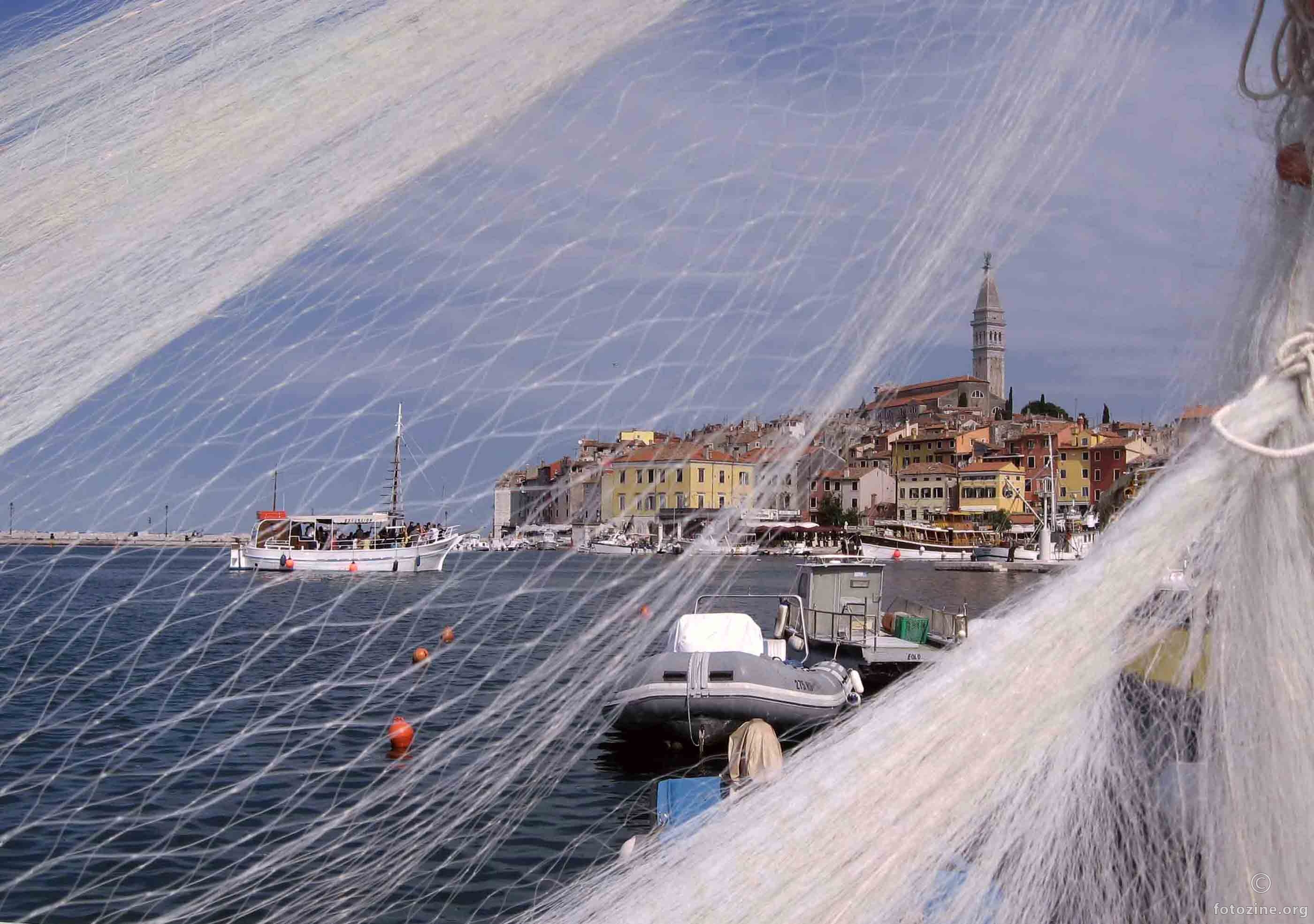 brod i grad kroz ribarsku mrežu