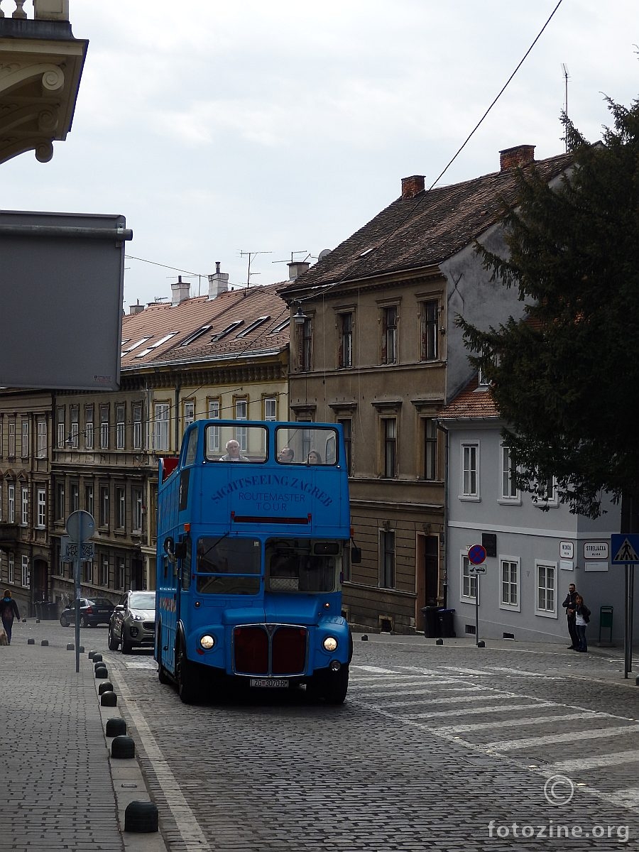 Plavi autobus