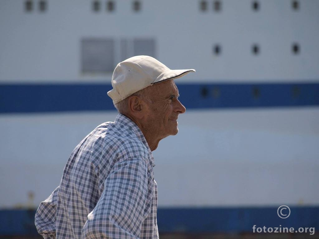 čovjek koji gleda brodove