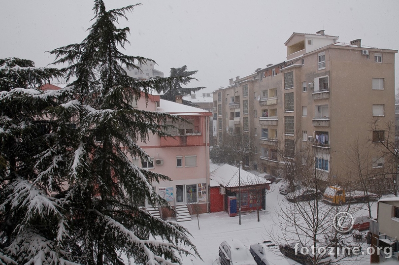 Jutro 03.02.2012, snijeg pada cijelu noc, evo pada i cijelo jutro, temperatura je -5 stupnjeva