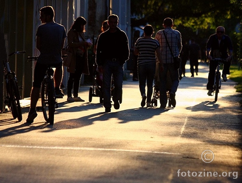 Sunce na zalasku, ljudi u izlasku