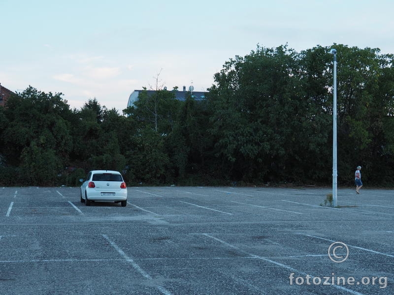 Večernje parkiralište