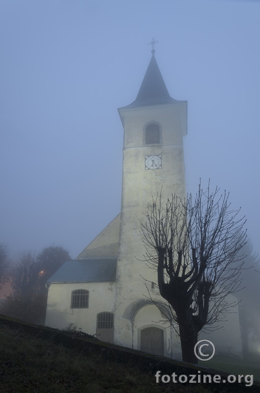 Crkva u magli