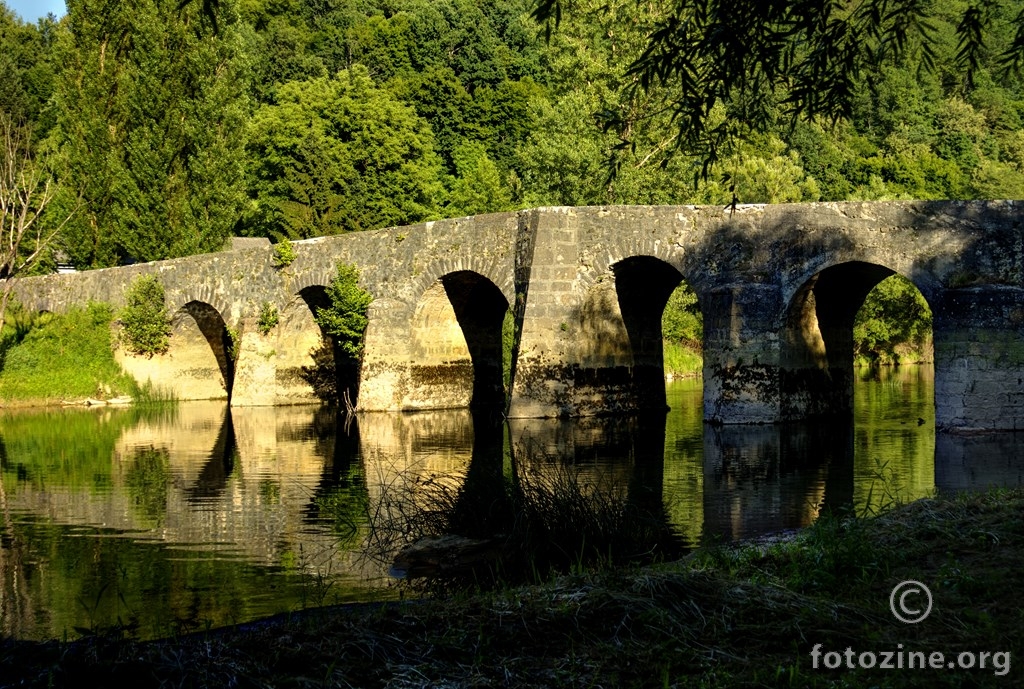 Stari kameni most