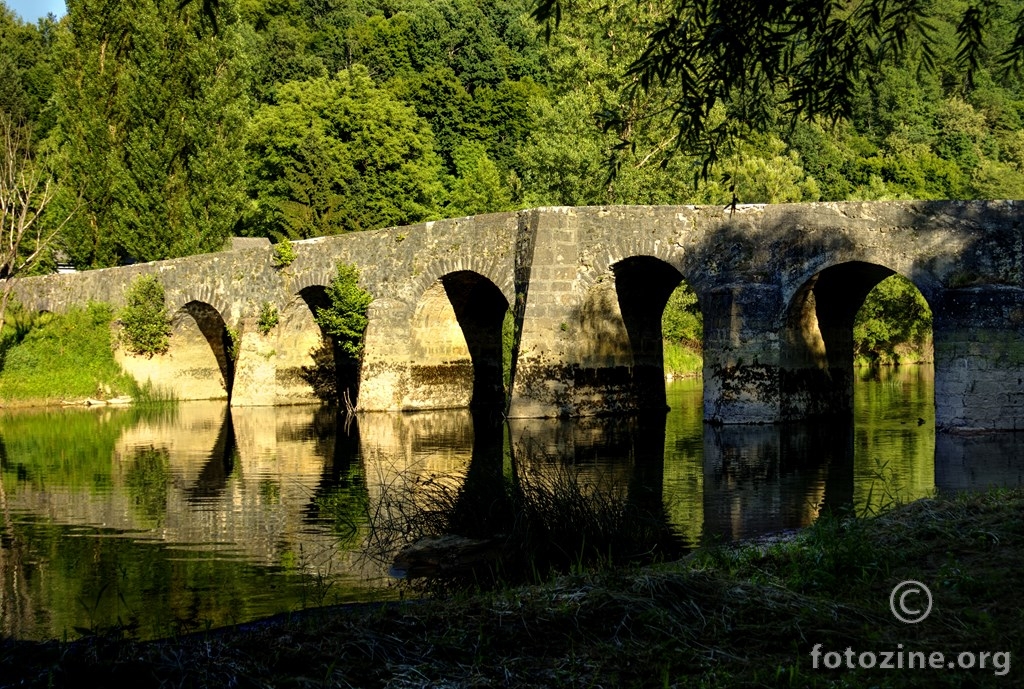 Stari kameni most