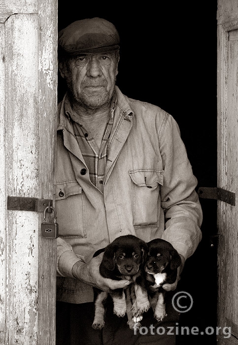 Starac ispred svoje kantine