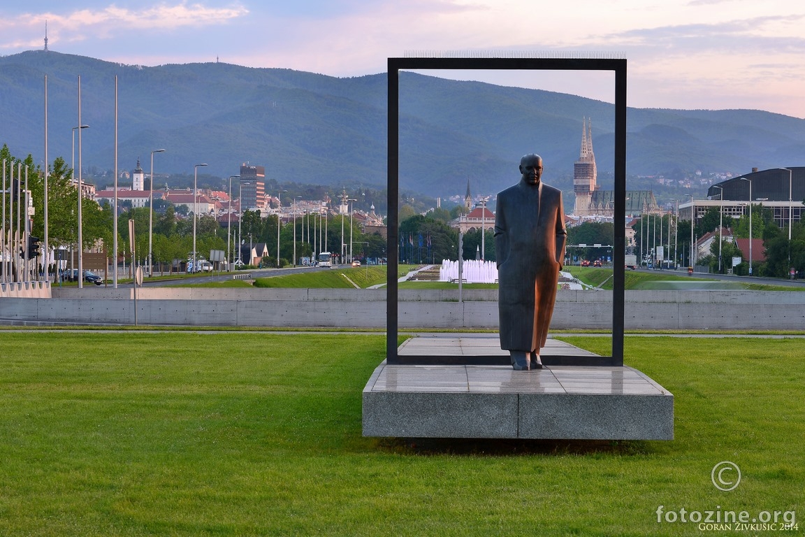 na ulazu u grad Većeslav Holjevac