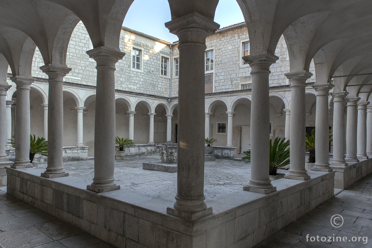 Samostanski dvori