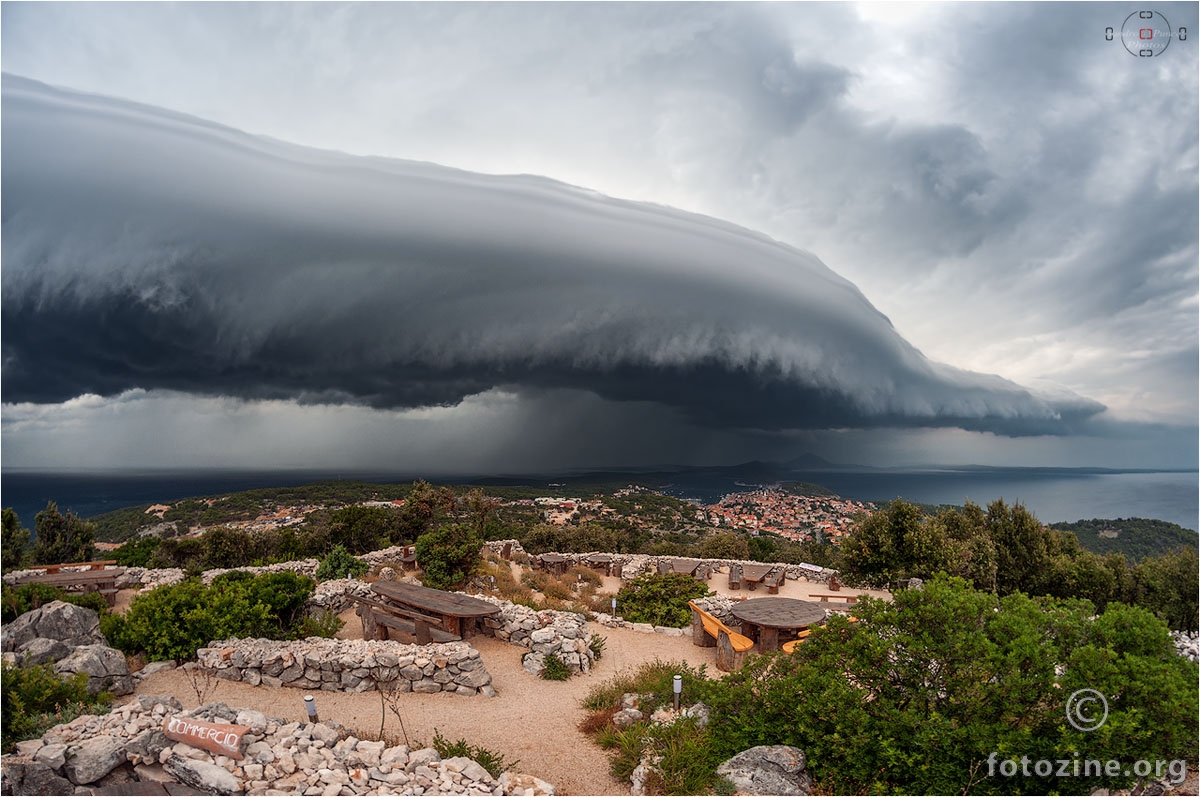 Shelf cloud