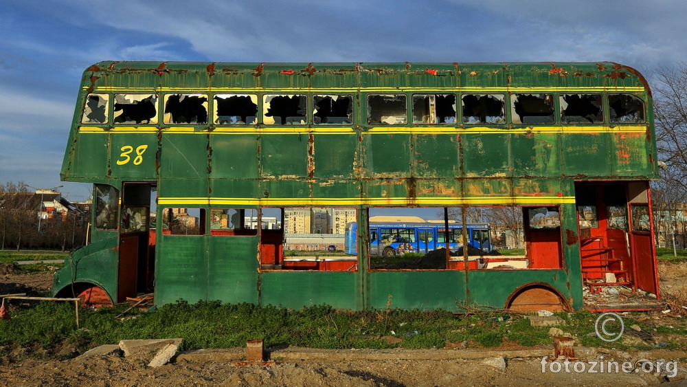 Zeleni autobus plave boje