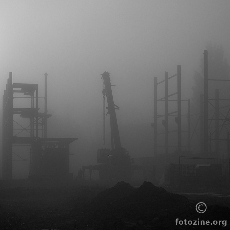 gradilište u magli