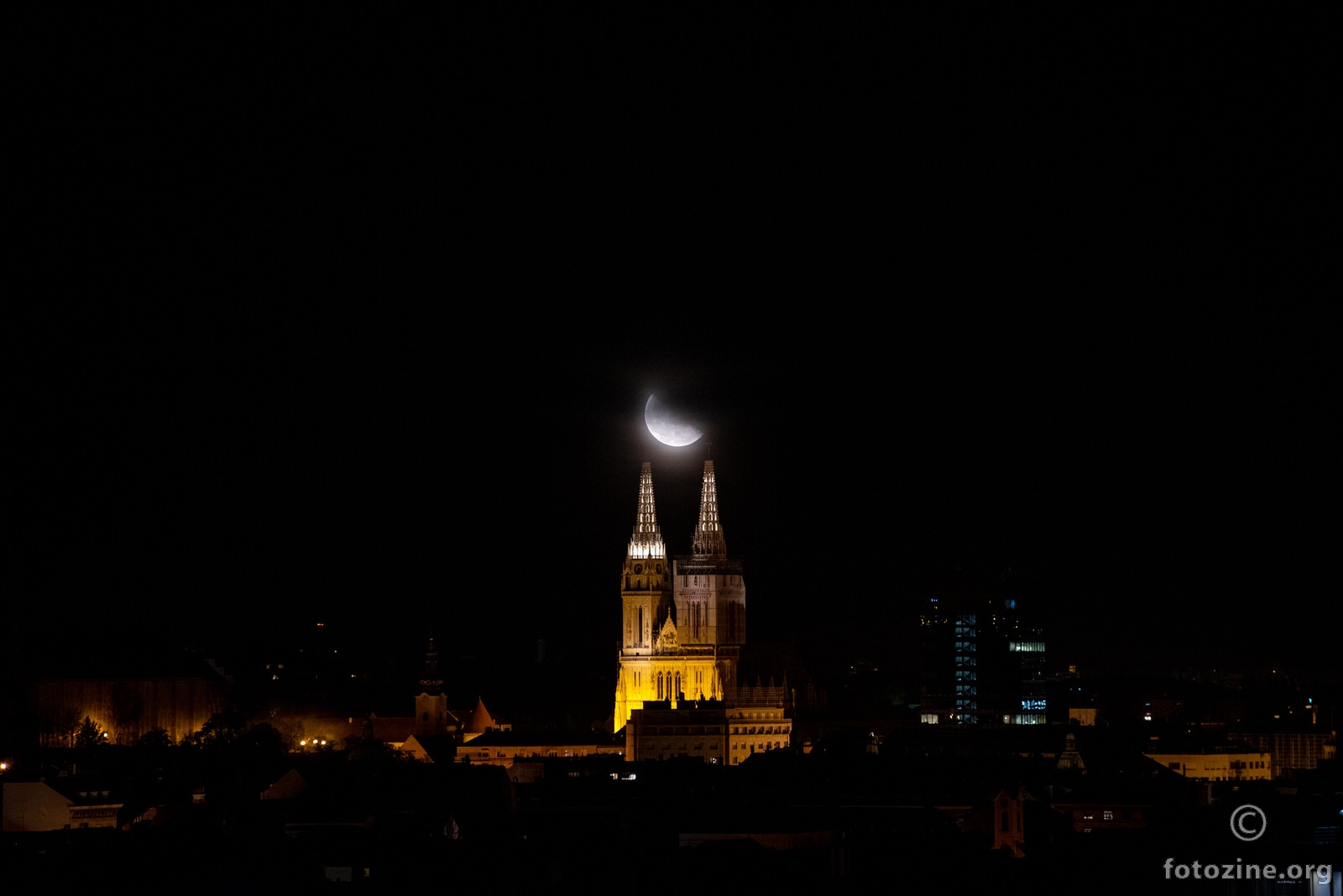 Mjesec u zagrljaju katedrale