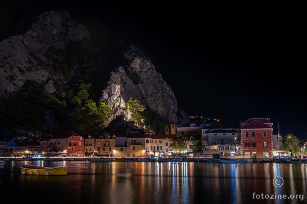 Ladna Cetina kroz uzavreli Omiš teče