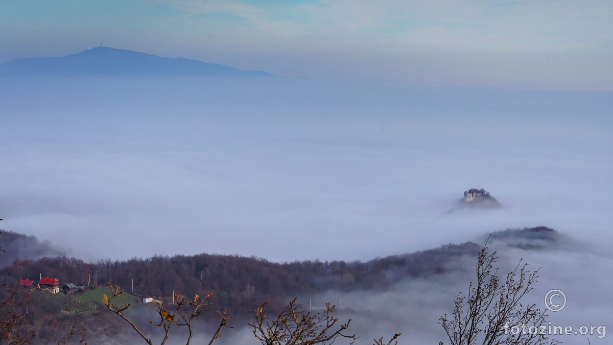 Stari Grad Okić i Sljeme vire iznad mora magle..