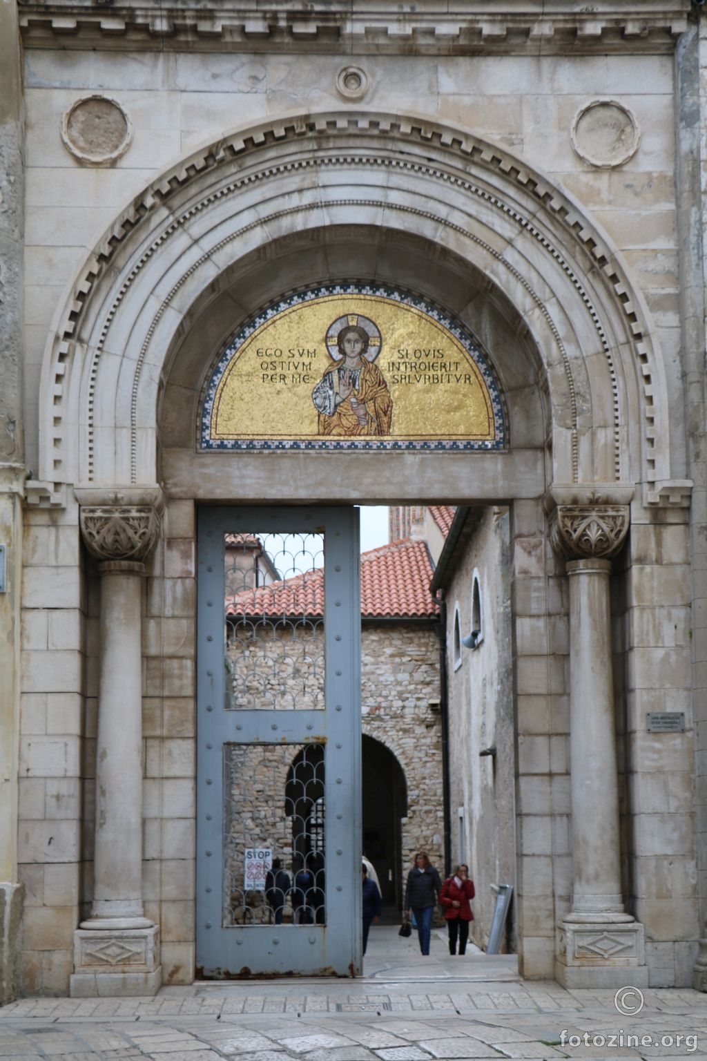 Evo konačno i vrata (Eufrazijeve bazilike)