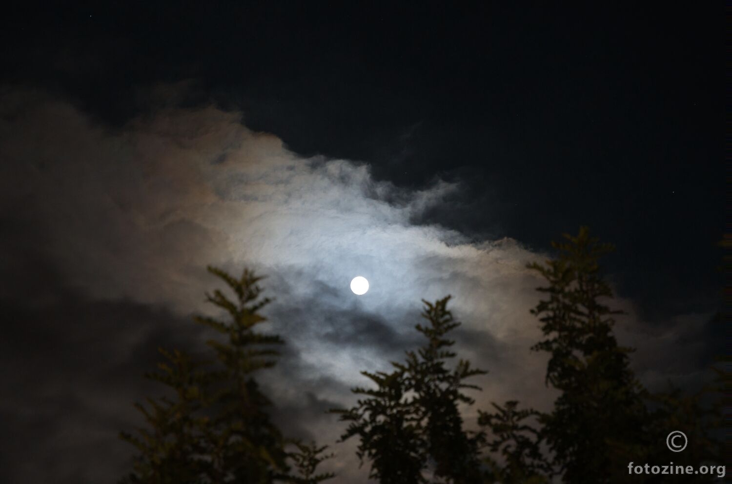 Mjesec iznad oblaka