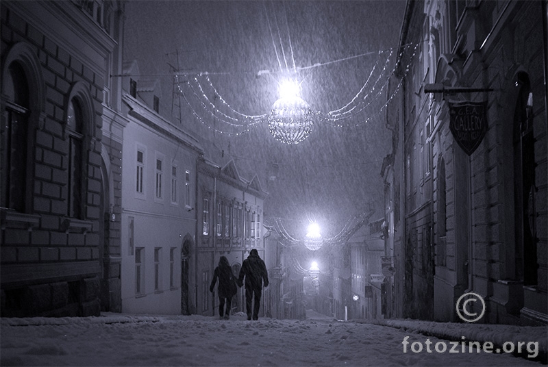 prvi snijeg tiho pada ulicama grada