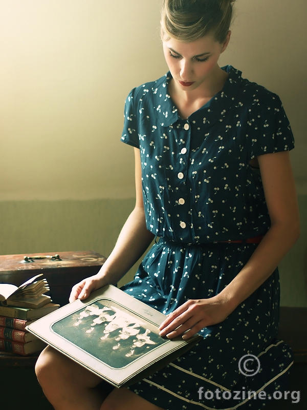 djevojka u plavoj haljini